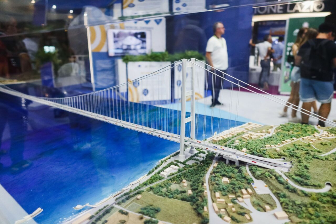 Proiectul podului peste Strâmtoarea MESSINA, aprobat de autoritățile italiene. Lung de aproape patru kilometri, va costa 13 miliarde de euro