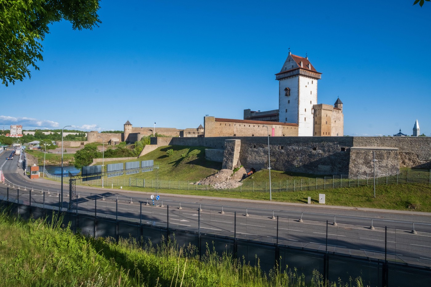 Estonia ridic&#259; por&#539;i metalice la grani&#539;a cu RUSIA, &icirc;ntre Narva &#537;i Ivangorod. Motivul invocat de autorit&#259;&#539;ile estone