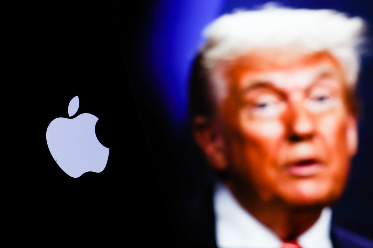 Apple a cedat în fața taxelor vamale ale lui TRUMP. Compania anunță investiții de 100 de miliarde de dolari în SUA