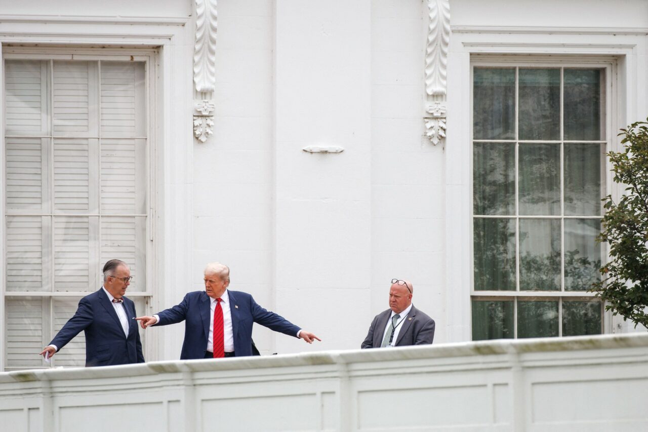 Trump glumește, de pe acoperișul Casei Albe, că fabrică „rachete NUCLEARE” /Kremlin: Putin va ignora ultimatumul președintelui SUA