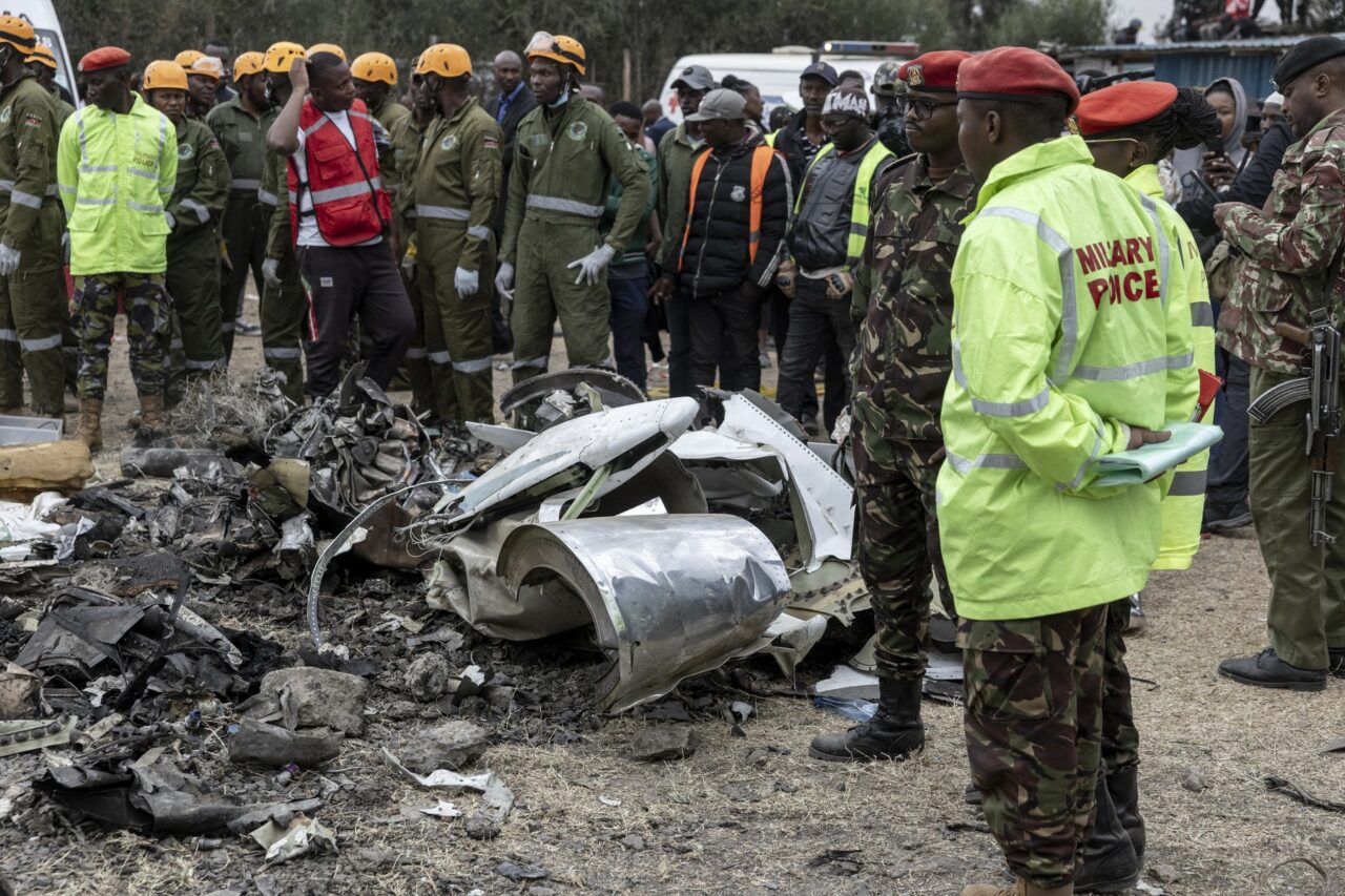 Tragedie în Kenya, unde 6 persoane au murit și 2 sunt grav rănite după ce un avion ambulanță s-a prăbușit peste mai multe case în capitala Nairobi