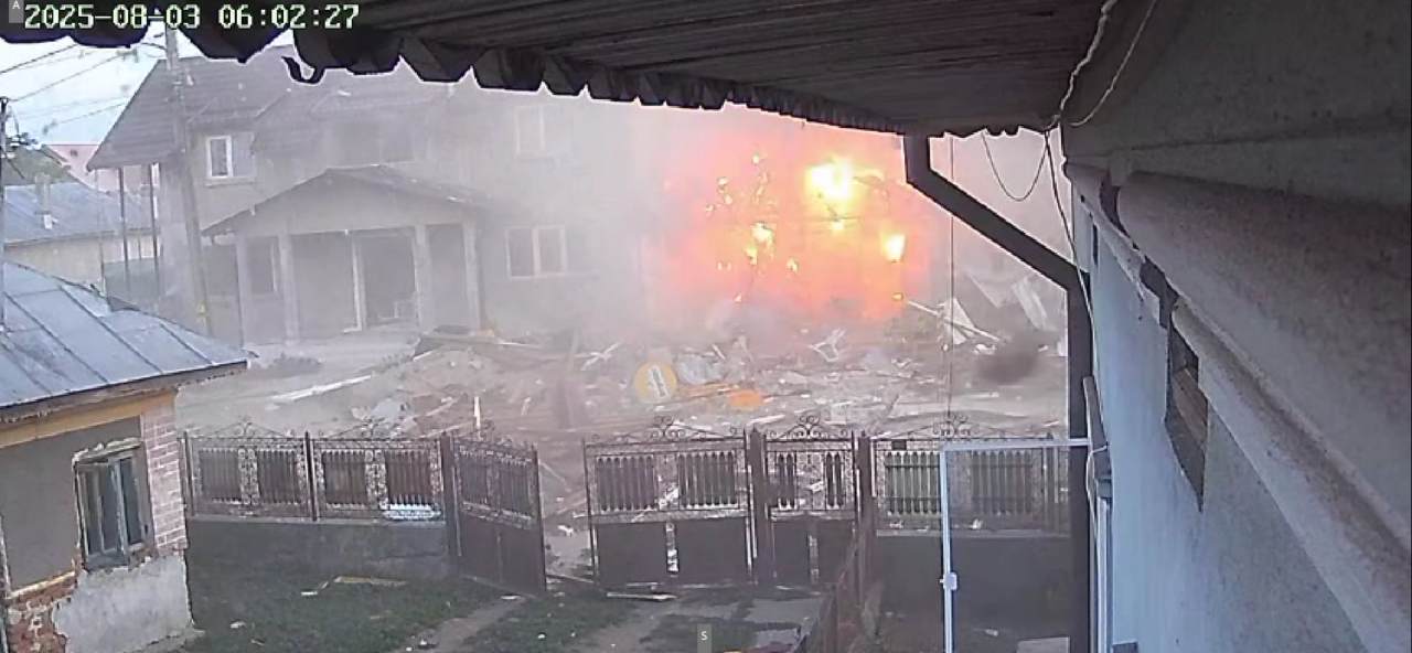 V Dâmboviți eksplozija in požar uničila trgovino, posnetek dogodka zajet na nadzornih kamerah