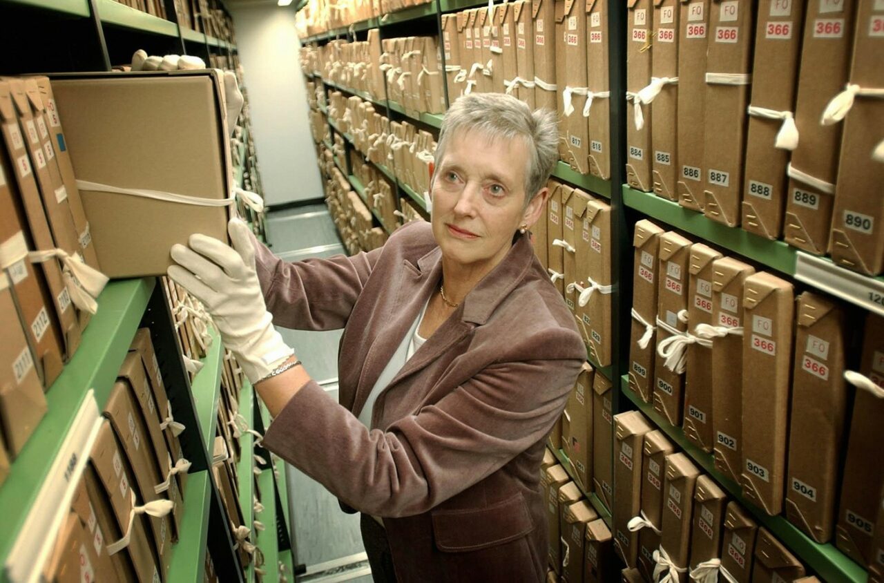 A murit Stella Rimington, prima femeie care a condus contraspionajul britanic MI5. Ea ar fi inspirat-o pe actriţa Judi Dench în rolul M din James Bond