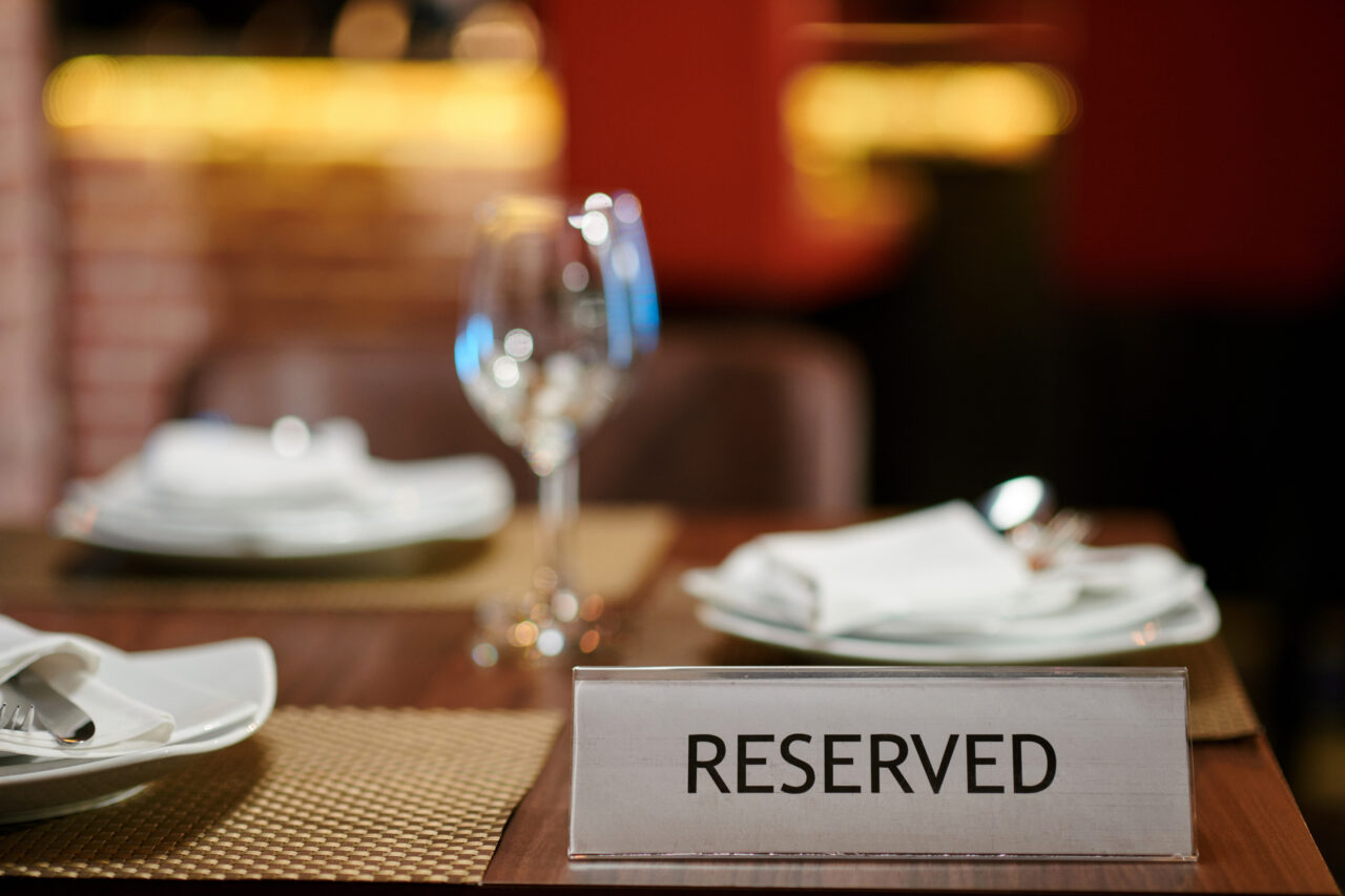 Peste 10.000 de hoteluri din Europa dau în judecată platforma Booking.com. Care este motivul