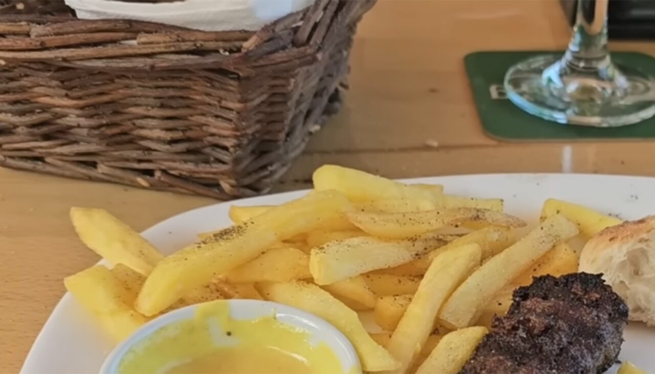 Un turist român a comandat 3 mici la Nisipurile de Aur, în Bulgaria. Ce a primit, de fapt