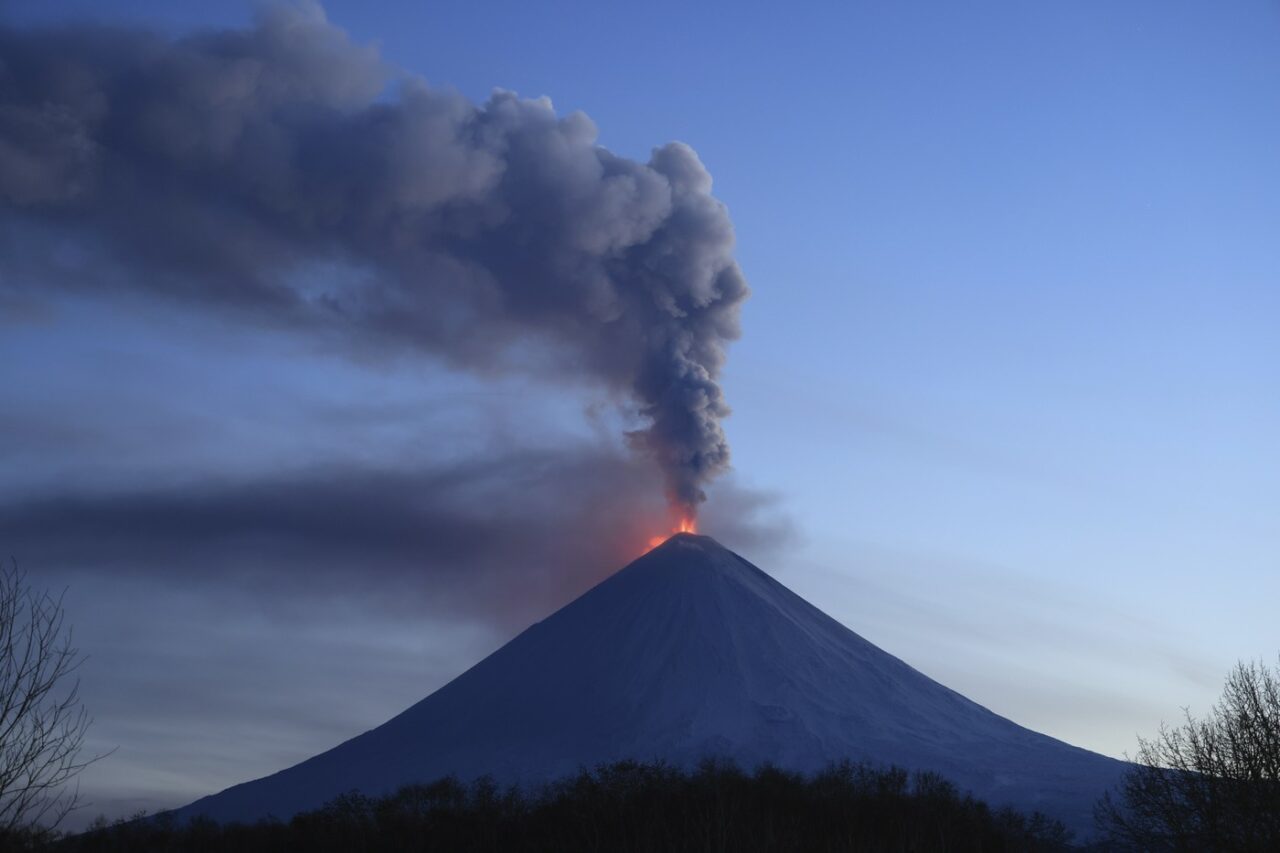 Un vulcan „adormit” de peste 450 ani a erupt! Turiștii, avertizați să nu se apropie