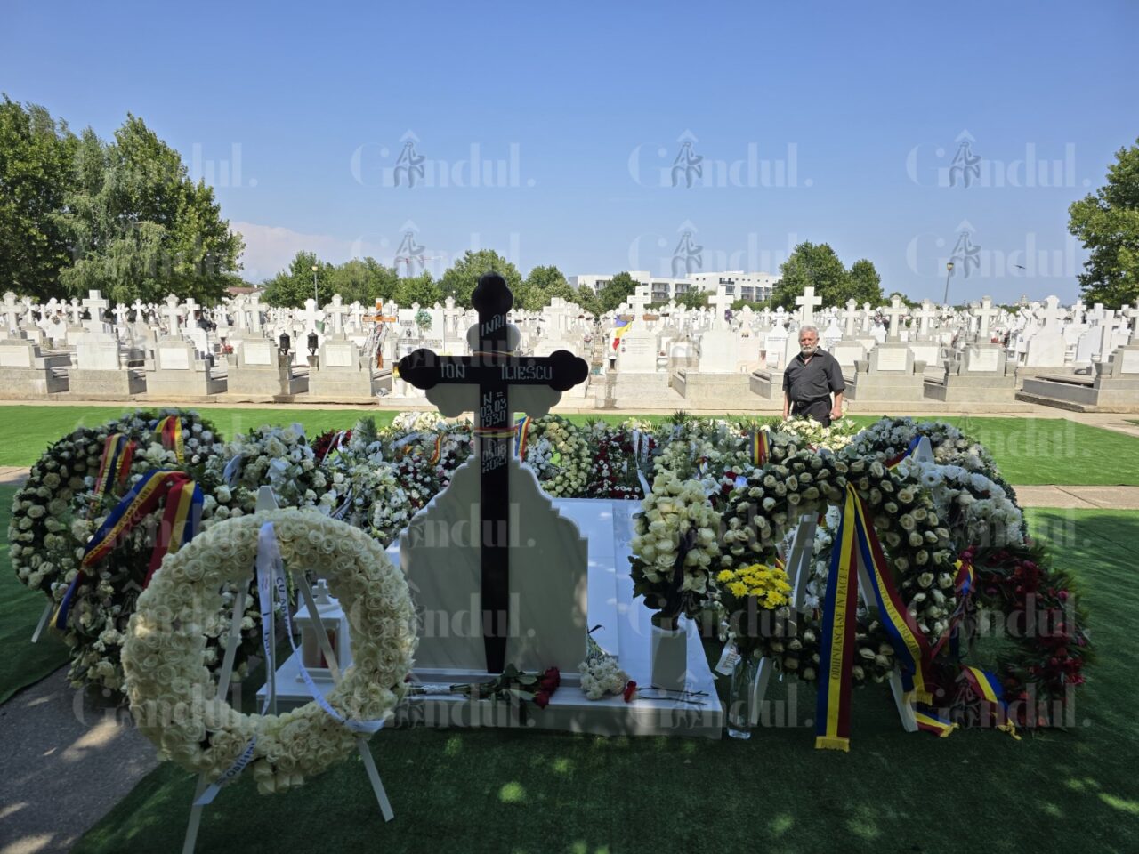 Primele imagini de la mormântul lui Ion Iliescu, după înmormântare. Oamenii își fac selfie cu crucea fostului președinte