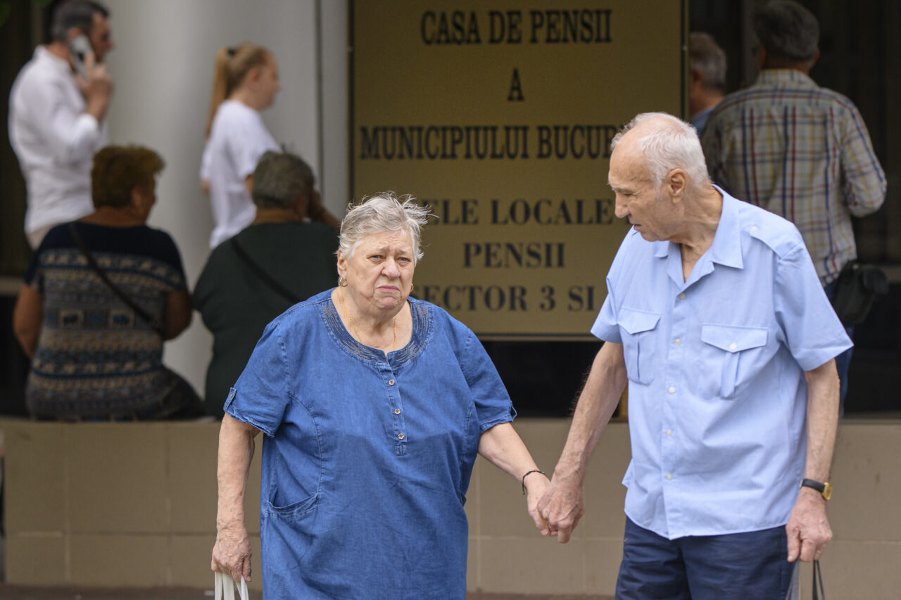 Când intră pensiile în iulie 2026. Anunț pentru pensionarii care primesc banii pe card