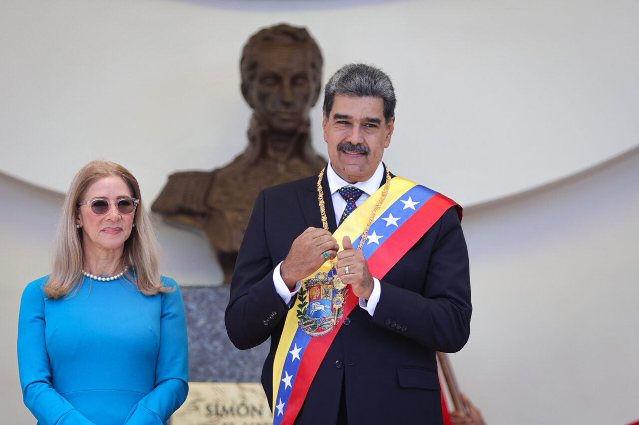 FT: Datorii de 240 de miliarde de dolari. Venezuela încearcă să evite un colaps financiar