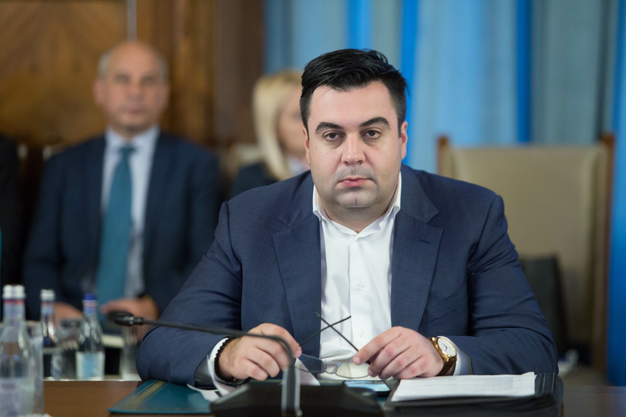Fostul ministru al Transporturilor Răzvan Cuc a fost plasat în arest la ...