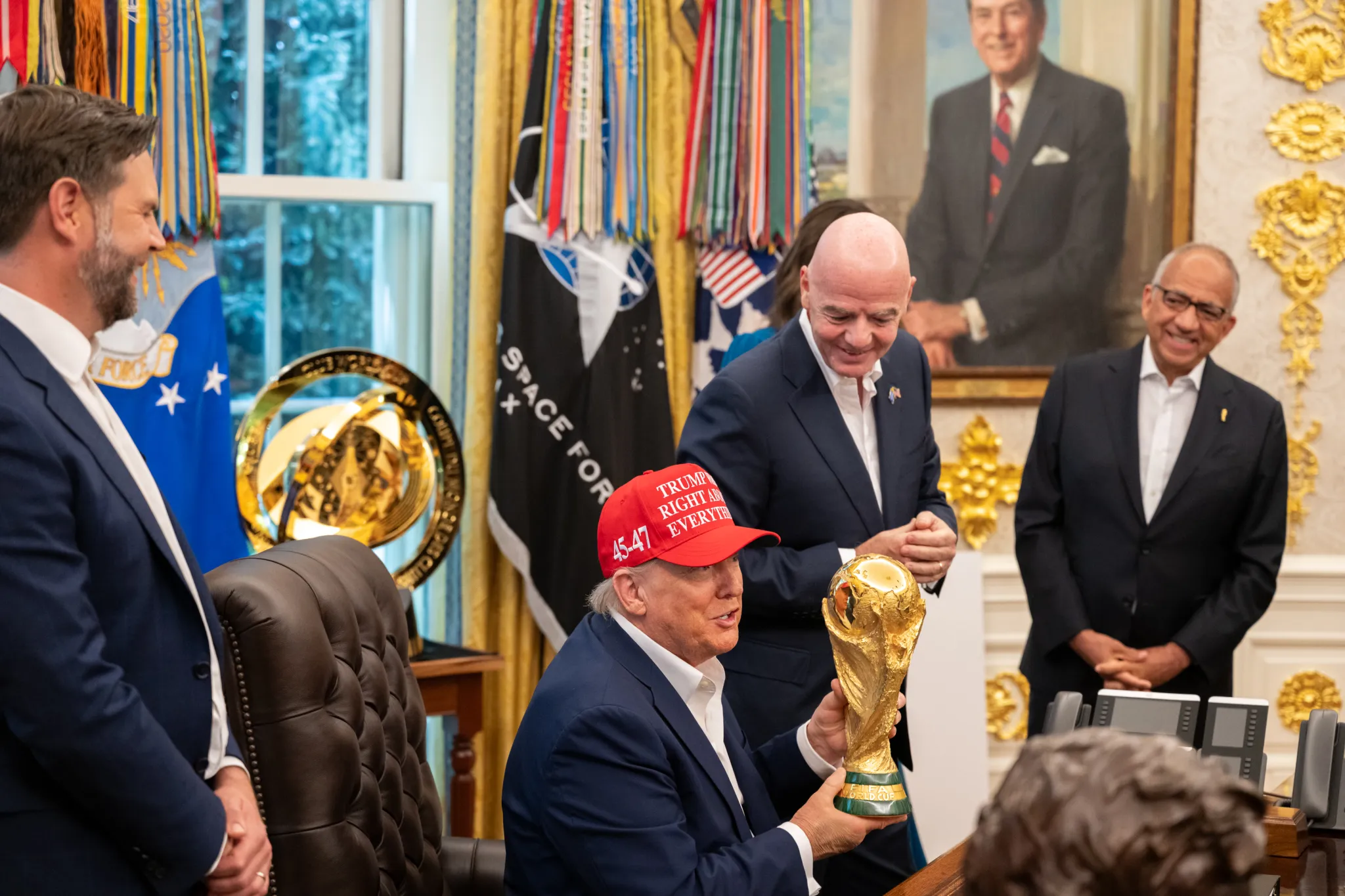 FIFA anulează un cartonaș roșu, Trump recunoaște intervenția