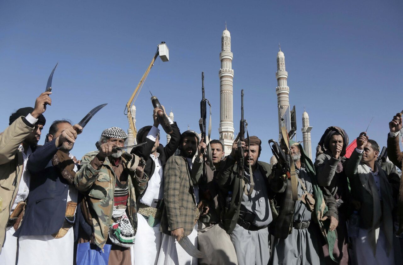 Atac cu rachete asupra aeroportului din Aden. Rebelii Houthi intensifică ofensiva în Yemen, în apropierea strâmtorii strategice Bab al-Mandab