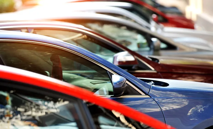 Noi reguli pentru mașinile din Uniunea Europeană. Ce se întâmplă cu automobilele vechi și ce obligații apar pentru cele noi