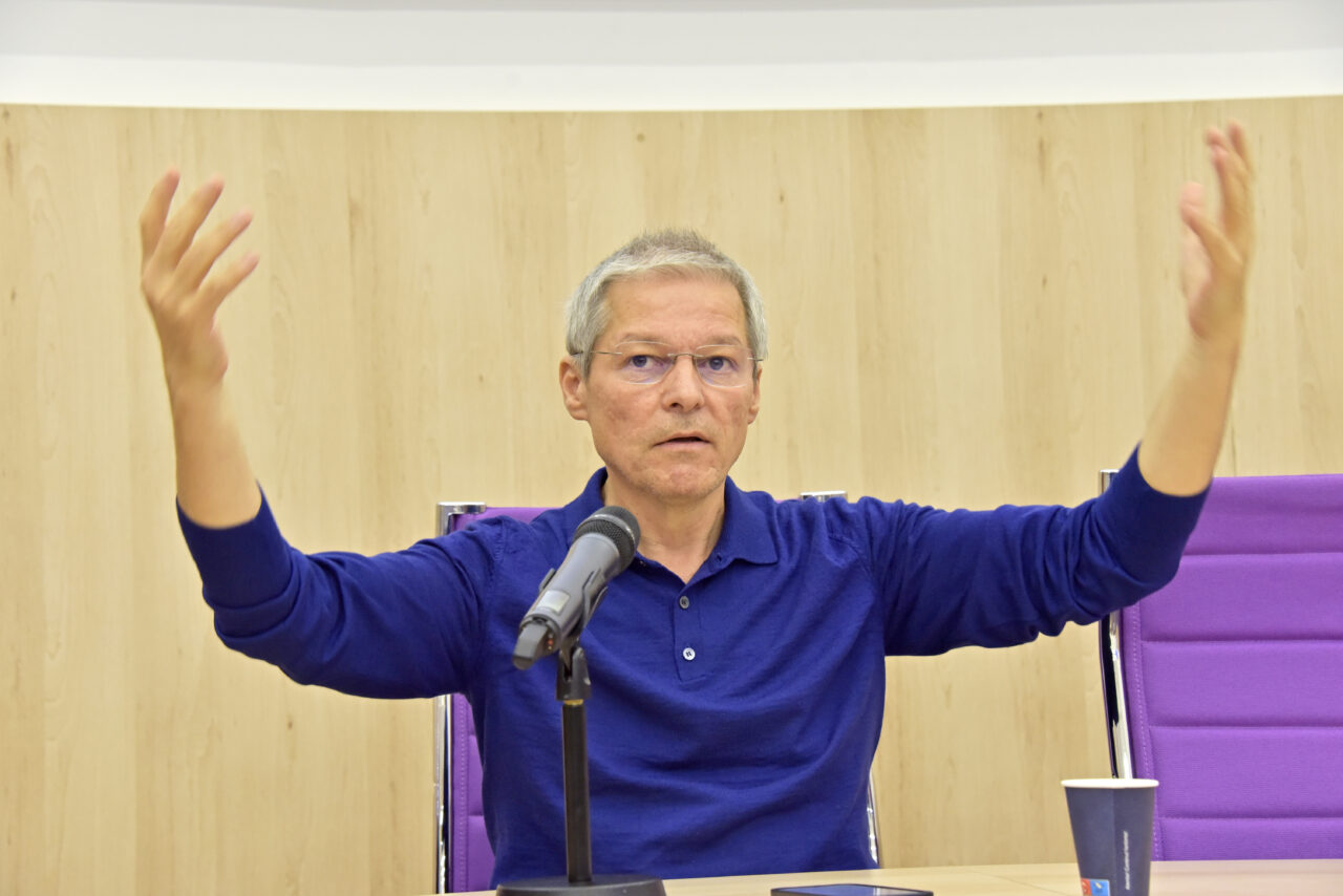 Țeapa reclamată de Dacian Cioloș. Conversația online riscă să fie făcută publică