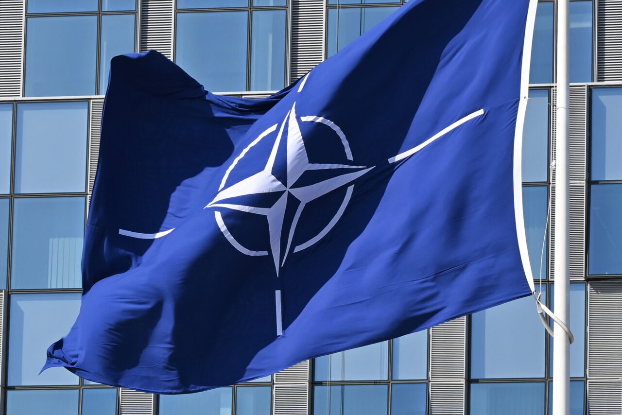 WSJ: Țările NATO accelerează investițiile în producerea de explozibil. O fabrică din Brașov, punct strategic pe harta Alianței Nord Atlantice