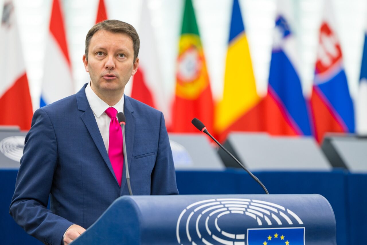 Culmea ironiei. Siegfried Mureșan, propunerea lui Nicușor Dan de prim-ministru, poate forma următorul Guvern doar cu ajutorul PSD sau al suveraniștilor. Gândul prezintă toate scenariile votului de învestitură din Parlament