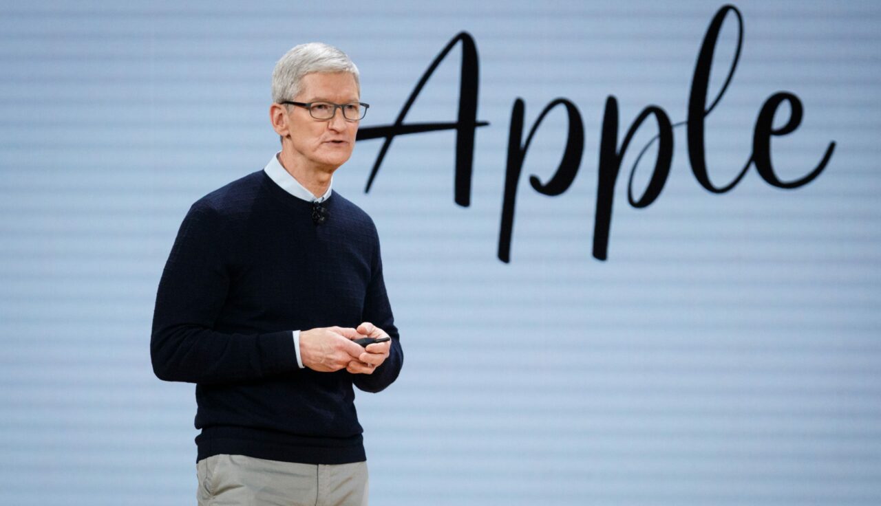 Schimbare istorică la Apple: Tim Cook s-a retras oficial din funcția de director general, după mai bine de 15 ani. Cui i-a predat „imperiul“ care azi valorează trilioane de dolari