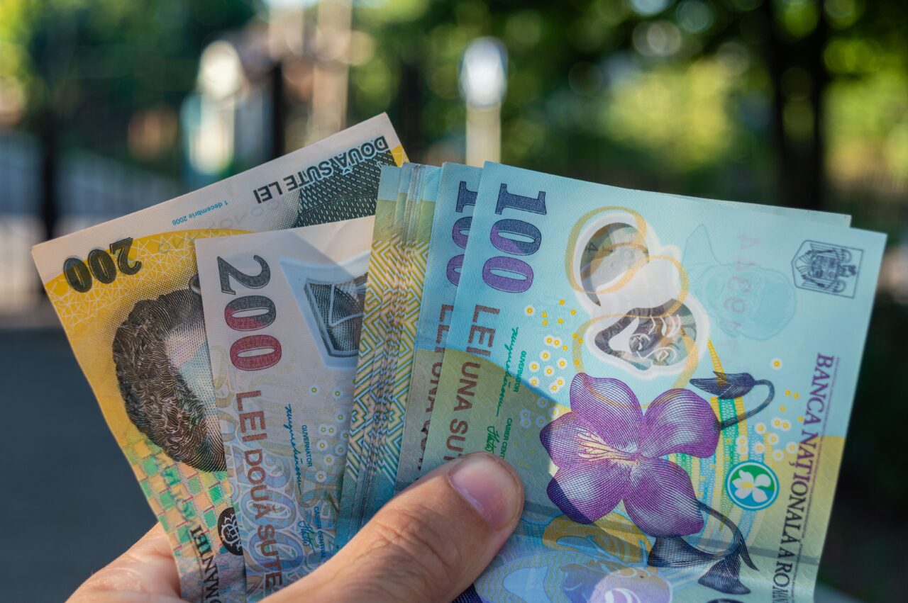 Alocația de stat se poate acorda și după împlinirea vârstei de 18 ani. Care sunt condițiile și ce trebuie să facă tinerii