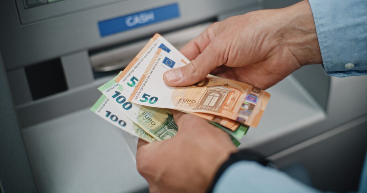 Curs BNR. Leul rămâne sub presiune/ Euro crește în continuare, iar aurul se apropie din nou de 600 de lei gramul