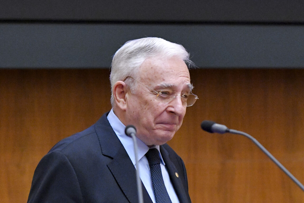 Mugur Isărescu temperează optimismul lui Nicușor Dan: România nu îndeplinește niciun criteriu pentru adoptarea euro. Este un proces politic complicat