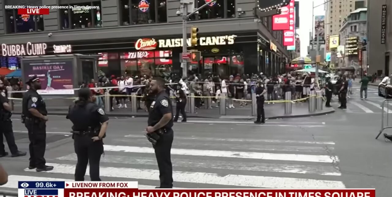 Focuri de armă trase în Times Square, din New York, la parada echipei Knicks, noua campioană din NBA
