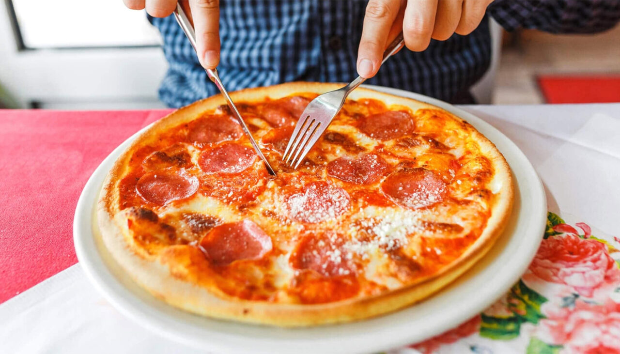 Psihologii susțin că oamenii care mănâncă pizza cu furculița și cuțitul, în general, ascund acest mare defect
