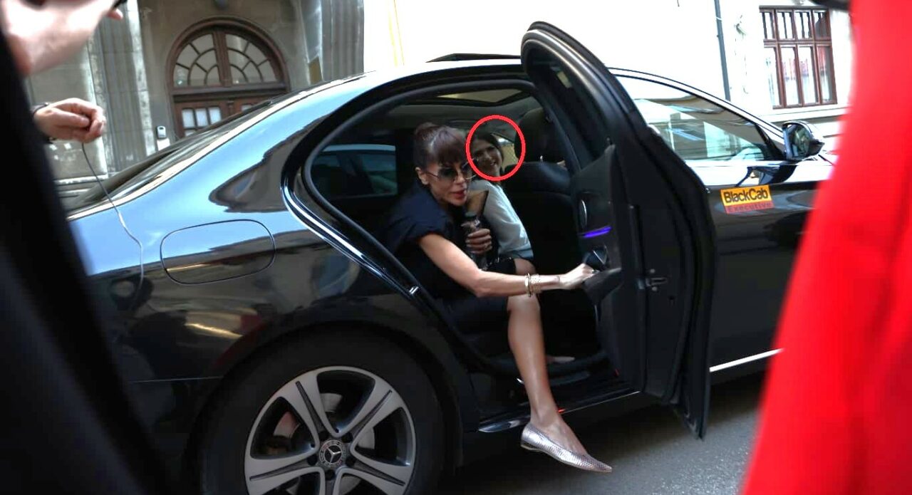 Imagini care au scăpat presei. Denise Rifai a ajuns la DNA cu taxiul. Șoferița care a condus-o pe vedetă izbucnește în râs când vede unde a dus-o comanda. Gândul prezintă filmul sosirii