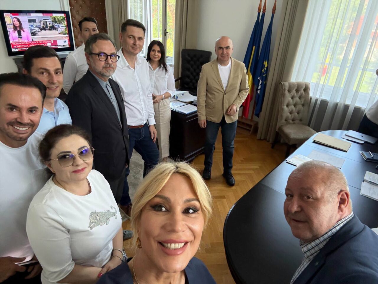 Raluca Turcan a postat o fotografie de la momentul în care Ilie Bolojan și-a depus candidatura pentru șefia PNL. Cine apare în poză