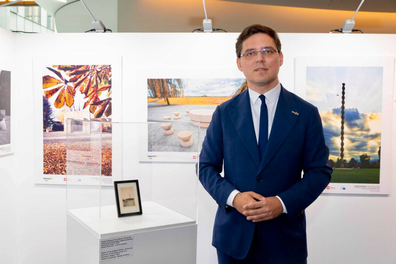 Victor Negrescu a expus operele lui Brâncuși la Parlamentul European. Participanții au „călătorit” virtual până la Târgu-Jiu