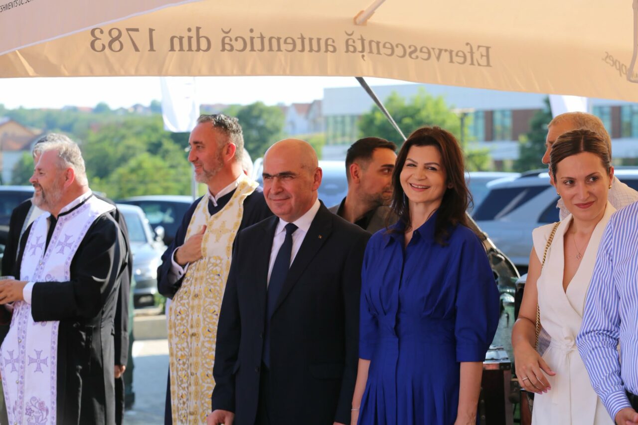 Bolojan a fost prezent la inaugurarea unui hotel de 5 stele din Bihor. Premierul nu s-a despărţit nici aici de şeful Cancelariei, Mihai Jurca