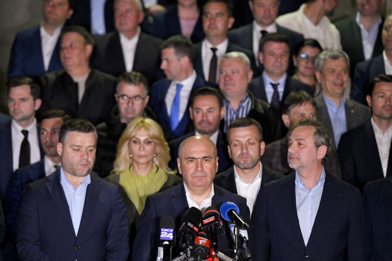 Foc încrucișat în ședința PNL. Thuma a fost atacat că vrea să vândă partidul. Motreanu, că „șurubărește” de 20 de ani. Turcan, că e singura care a și rupt partidul, cu Stolojan. Lui Bolojan i s-a reproșat că i-a pus cruce cu măsurile economice. Cine pe cine a trădat și cum s-ar putea naște un nou ALDE
