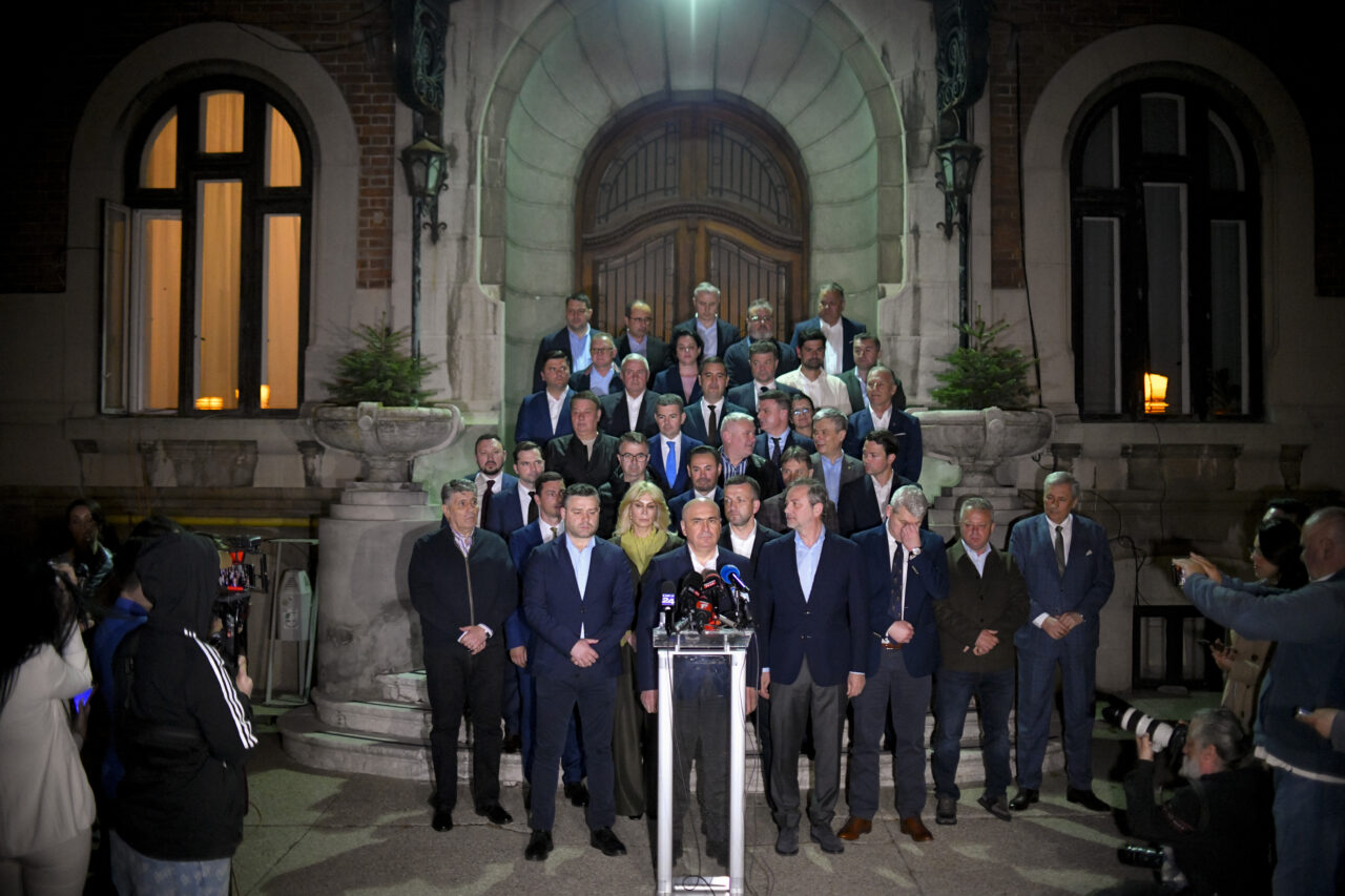 Foc încrucișat în ședința PNL. Thuma este atacat că vrea să vândă partidul. Motreanu, că „șurubărește” de 20 de ani. Turcan, că e singura care a și rupt partidul, cu Stolojan. Lui Bolojan i se reproșează că i-a pus cruce cu măsurile economice. Cine pe cine a trădat și cum s-ar putea naște un nou ALDE