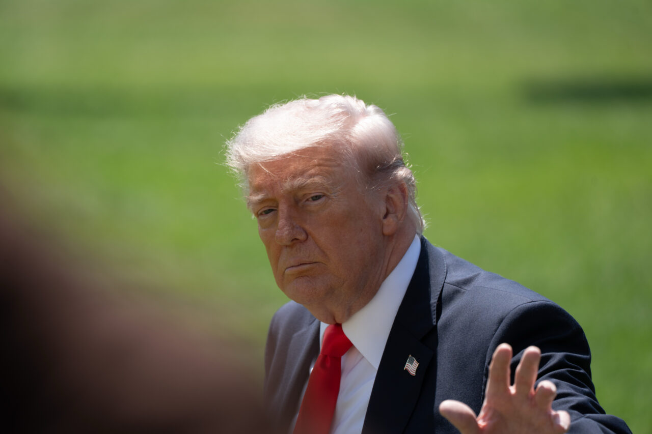 Trump a anunțat reluarea traficului maritim prin Strâmtoarea Ormuz