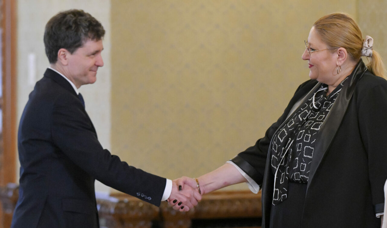 Diana Șoșoacă reclamă într-o scrisoare adresată Patriarhului Daniel că Nicușor Dan că nu s-a căsătorit cu Mirabela Grădinaru