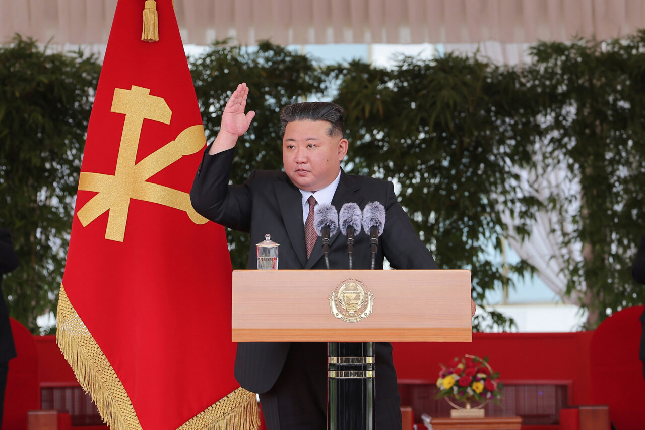 Coreea de Nord anunță lansarea unor crucișătoare de 10.000 de tone. Kim Jong-Un spune că navele de război vor fi echipate cu arme nucleare