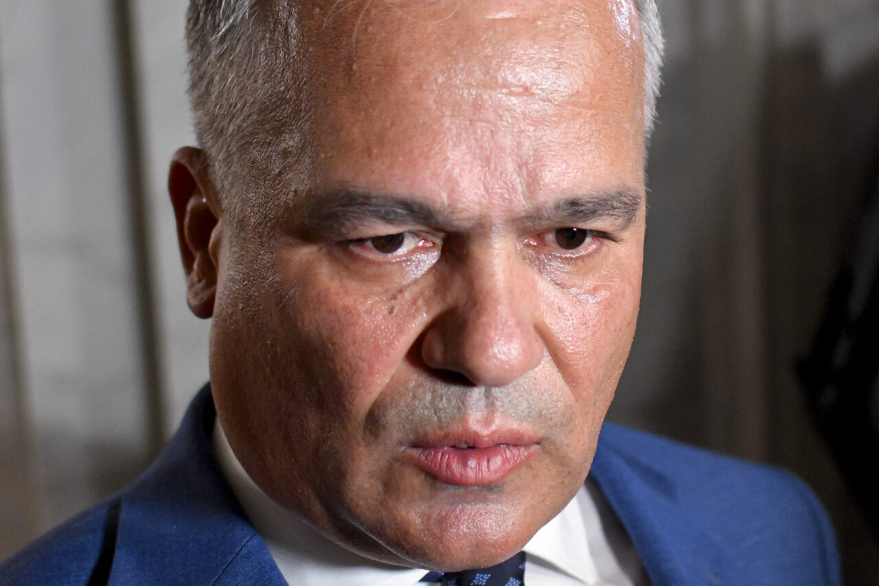 De ce se prelungește învestirea noului guvern. Adrian Veştea a amânat pentru luni depunerea listei de miniștri în Parlament, iar Sorin Grindeanu anunță că PSD va decide duminică dacă va face parte din viitorul executiv