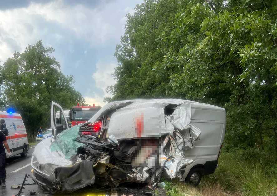 Accident teribil în Mehedinți. Un Tir a spulberat un microbuz. Șoferul autotrenului a fost grav rănit. Cel al microbuzului a murit pe loc
