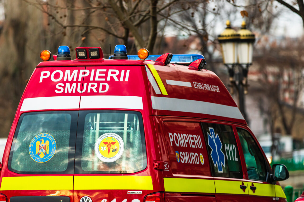 O femeie din Bihor a ajuns la spital după ce un capac de la rețeaua de gaz, desprins de pe carosabil, a lovit-o în față. Cum s-a produs incidentul