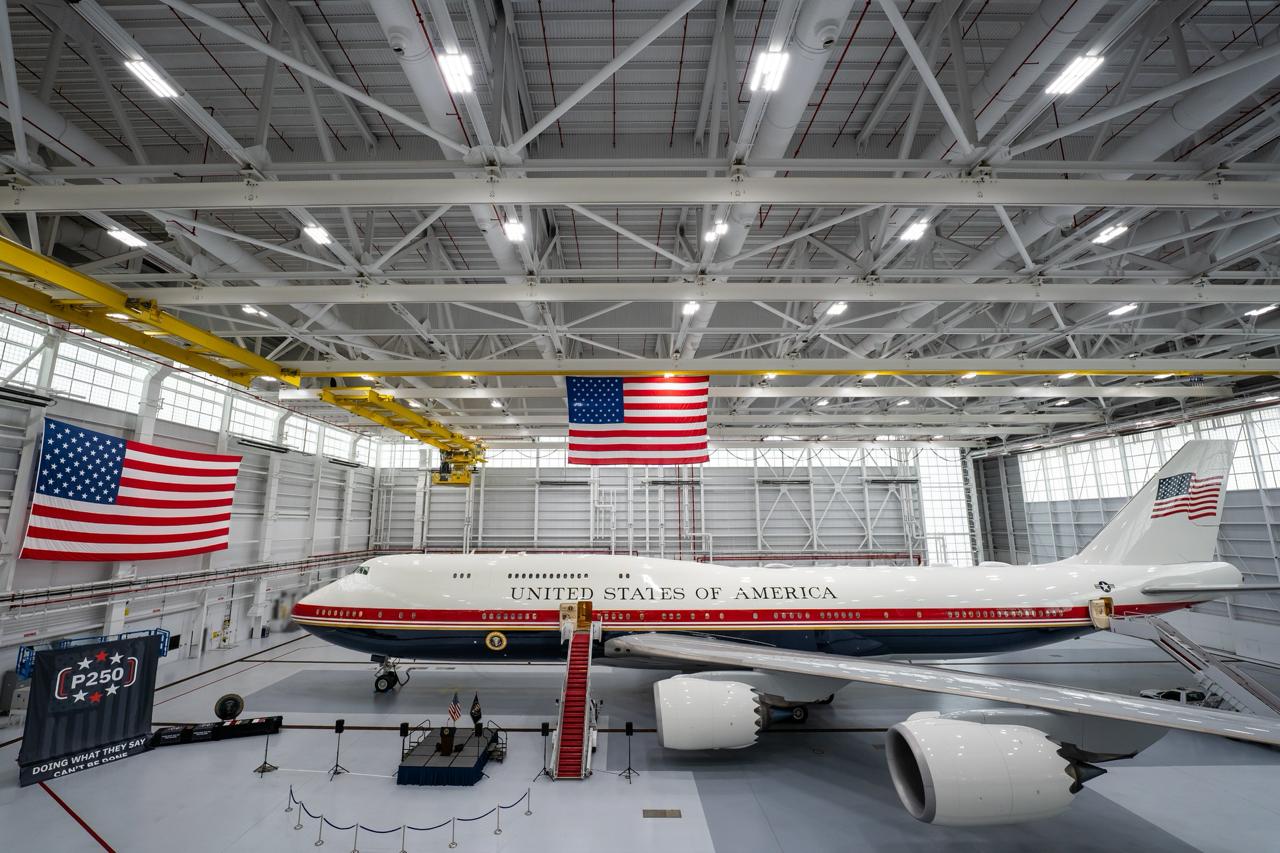 Trump va zbura temporar cu un avion de lux donat de Qatar până când Boeing va construi noul „Air Force One”. A fost pictat în roșu, alb și albastru
