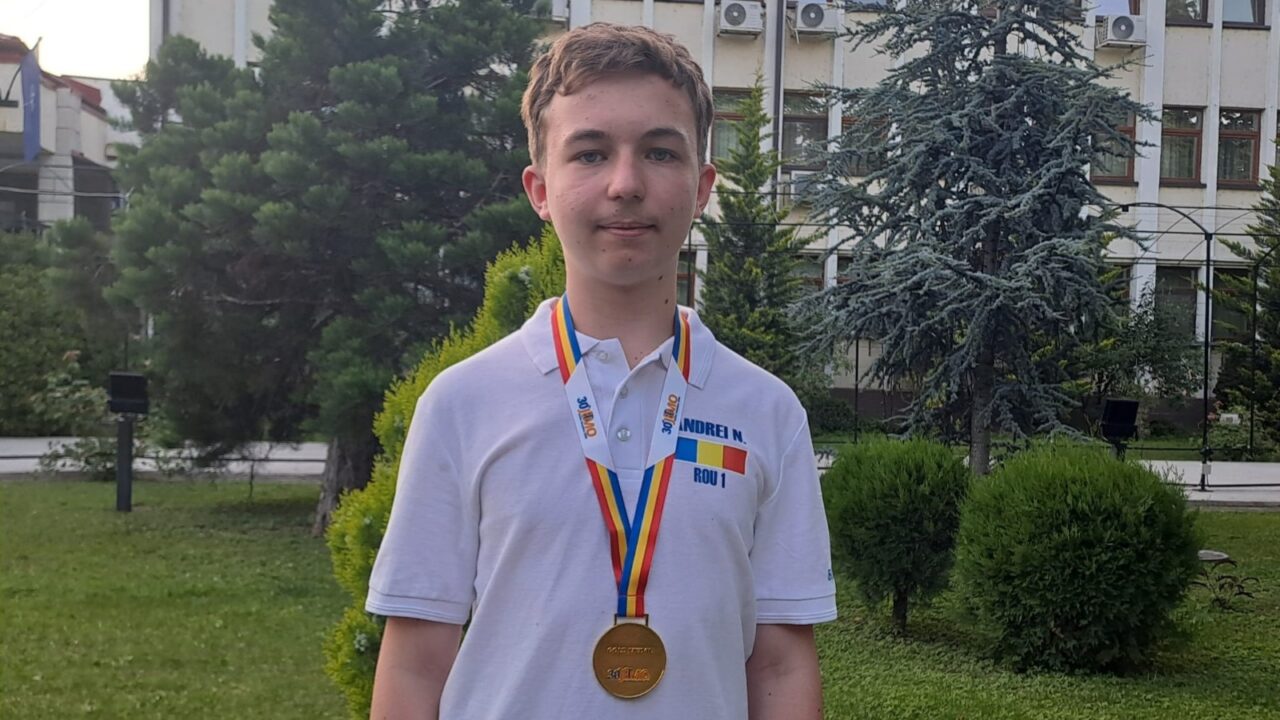Andrei Nemțișor, elevul de 14 ani, care a luat medalie de aur la Olimpiada Balcanică de Matematică.Are în palmares mai multe distincții internaționale