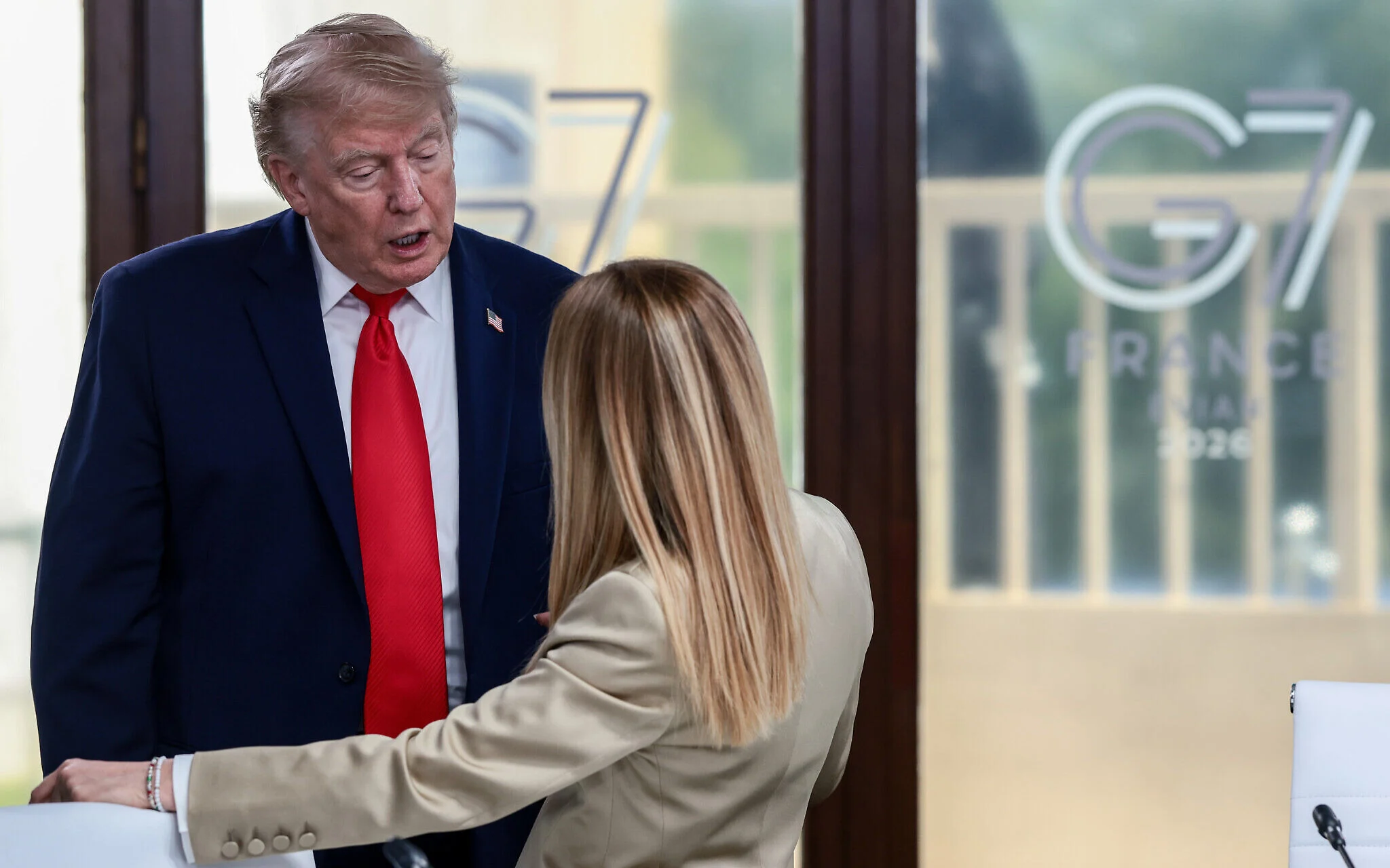 Giorgia Meloni reacționează dur după ce Trump a declarat în presă că premierul Italiei „l-a implorat” să facă o fotografie împreună