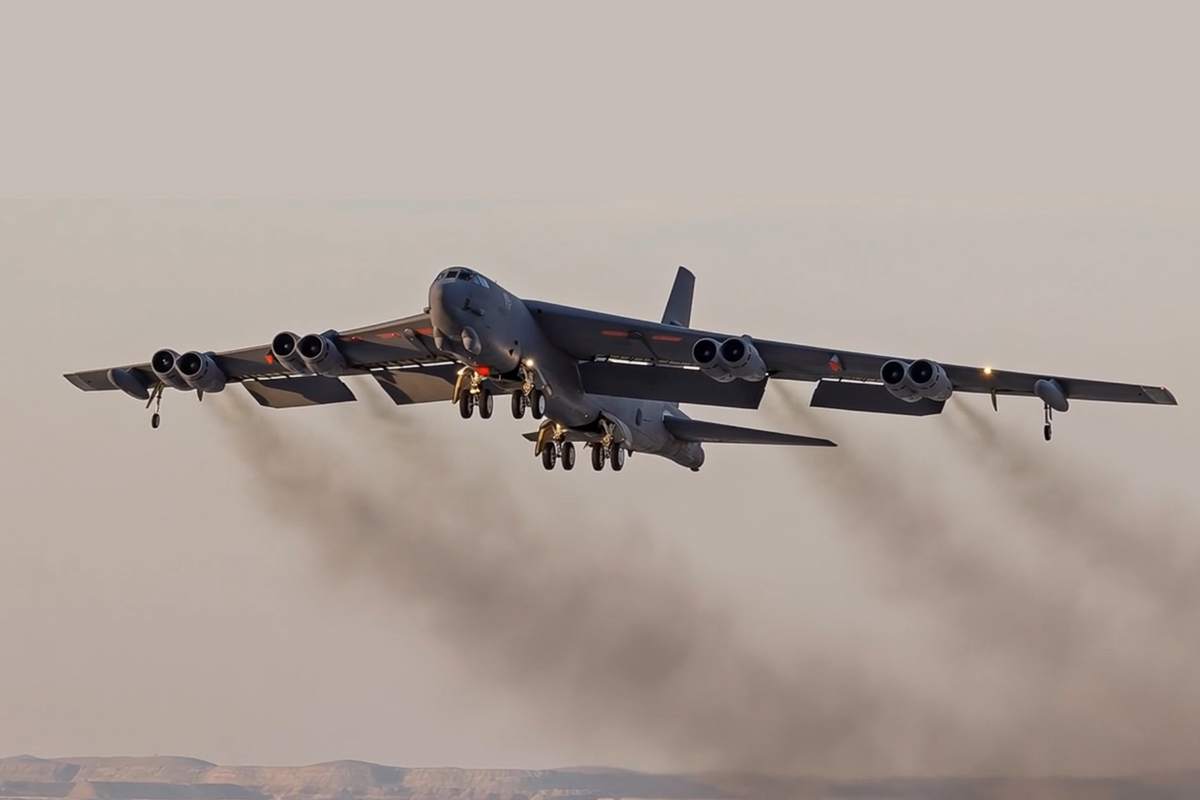 Tragedie la o bază militară din SUA: un bombardier B-52 s-a prăbușit la câteva secunde după decolare. Opt persoane și-au pierdut viața