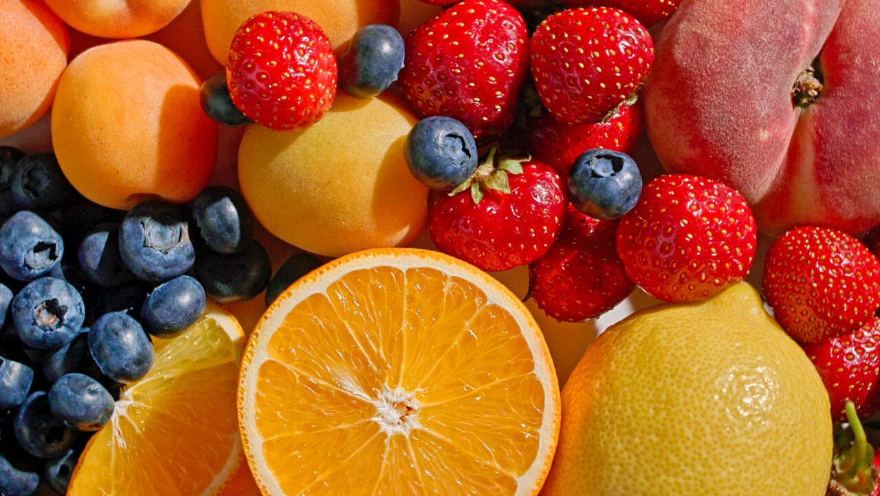 Fructul ieftin care contribuie la sănătatea inimii. Nutriționiștii îl recomandă pentru consumul zilnic