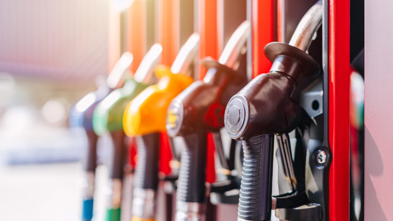 Carburanții s-au ieftinit după plafonarea adaosului comercial. Când ar putea urma noi reduceri la pompă