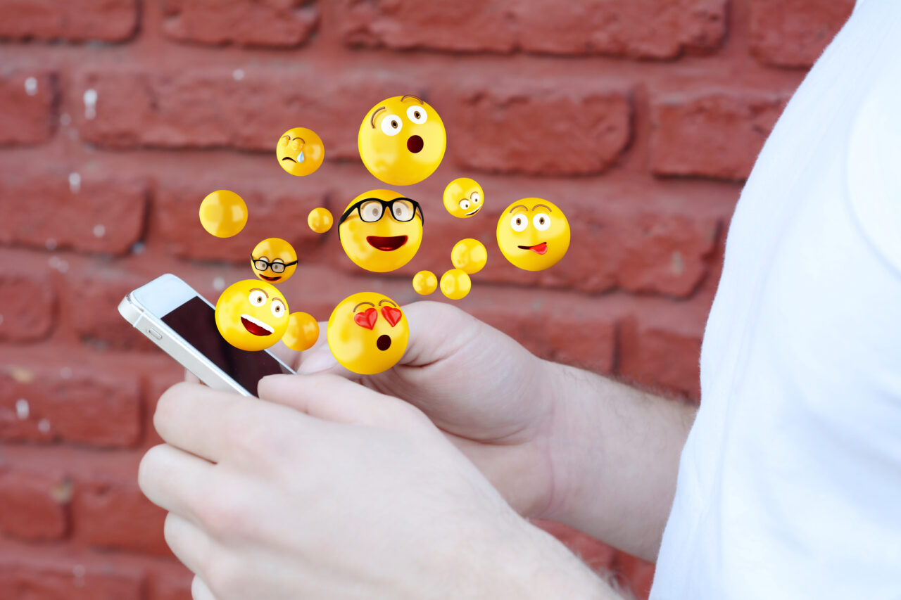 Ce spun psihologii despre persoanele care trimit mereu mesaje cu emoticoane pe WhatsApp