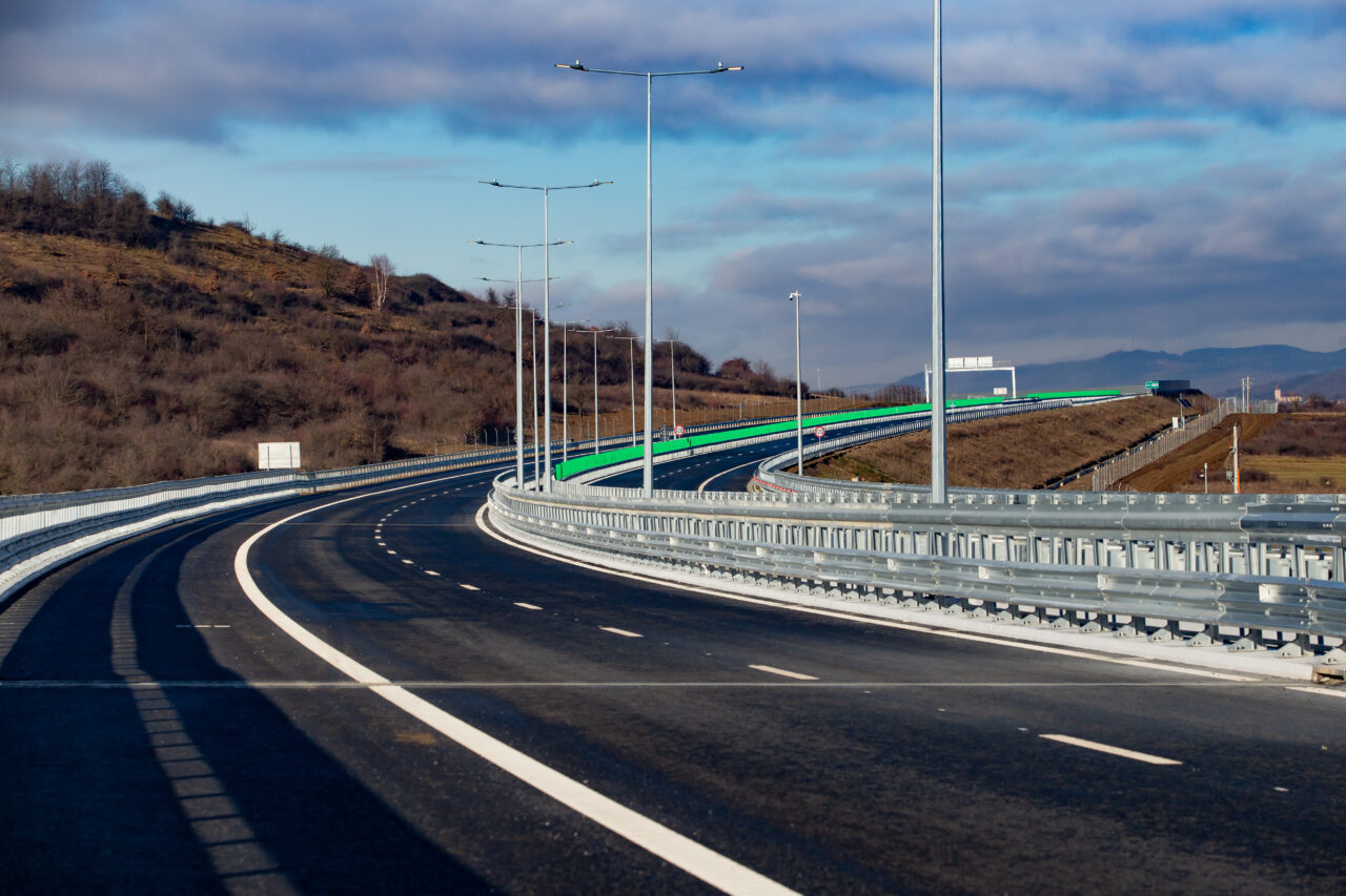 Cum circuli prin tunelul pe autostrada Sibiu-Pitești. Instructor auto: „Nu staționăm, exclus să ne apucăm să facem selfie-uri”