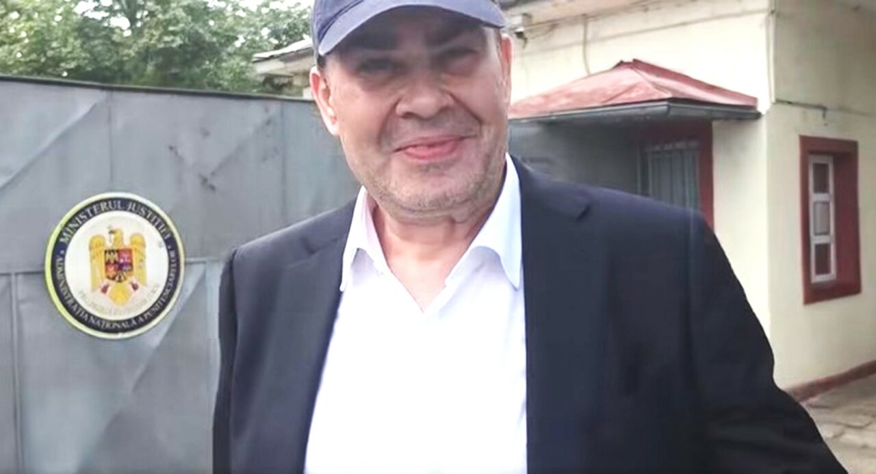 După 3 ani de Rahova și 11 pisici crescute în penitenciar, Darius Vâlcov i-a convins pe judecători să-l lase acasă, la salata de vinete a mamei. Avocat: ”A revăzut fața hâdă a sărăciei și a disperării pe care o uitase cât timp trăise în bula sa de cristal”