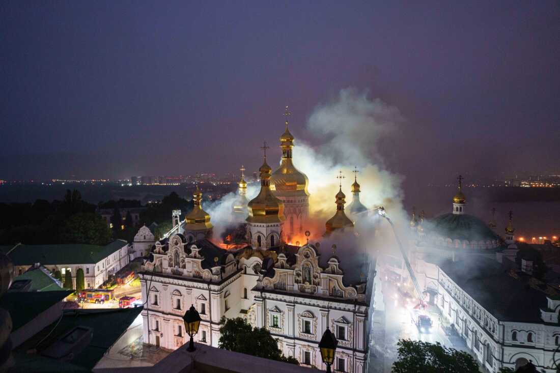 Rusia se apără și spune că nu este vinovată de incendiul de la mănăstirea Lavra Pecerska. „A fost o rachetă antiaeriană Patriot expirată”