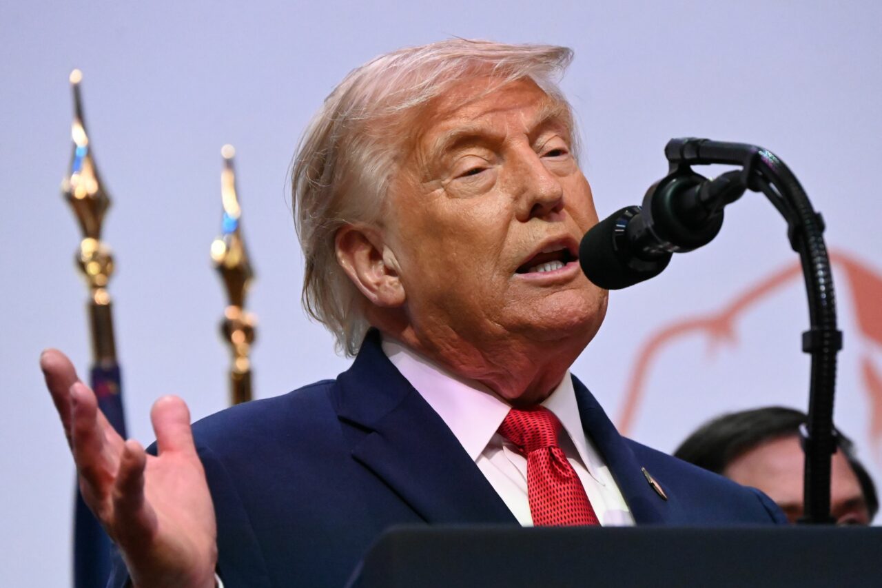Trump anunță că tranzitul petrolier din strâmtoarea Ormuz a fost reluat: Prețurile la carburanți sunt în scădere, piețele bursiere sunt în creștere