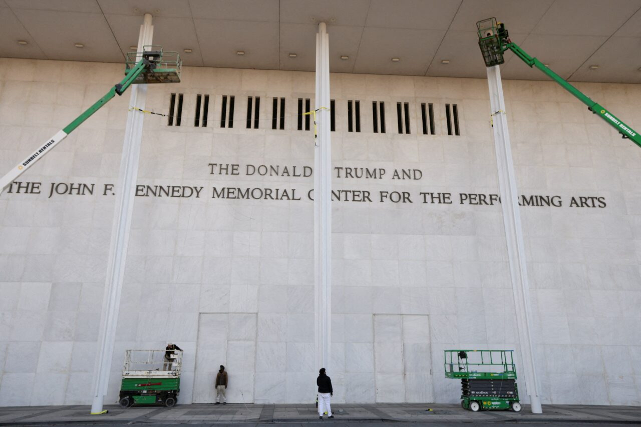 Numele lui Donald Trump, eliminat de pe fațada Centrului Kennedy. Primele fotografii publicate de The Washington Post după ordinul instanței